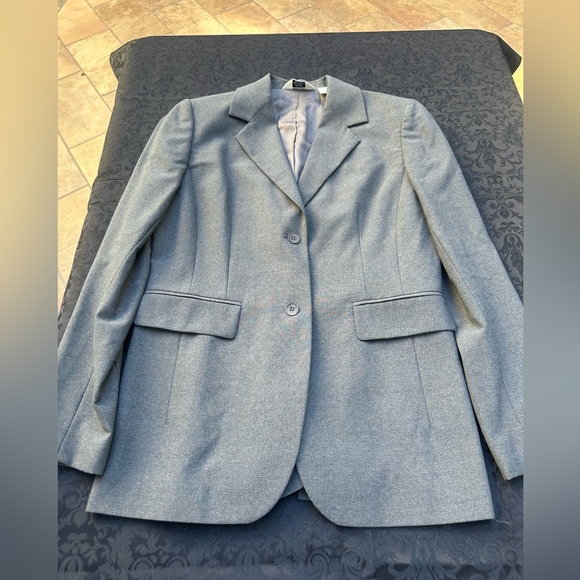 Brooks Brothers 346 Stretch 2-piece skirt suit
Top size 6
Skirt size 4 - Picture 2 of 8